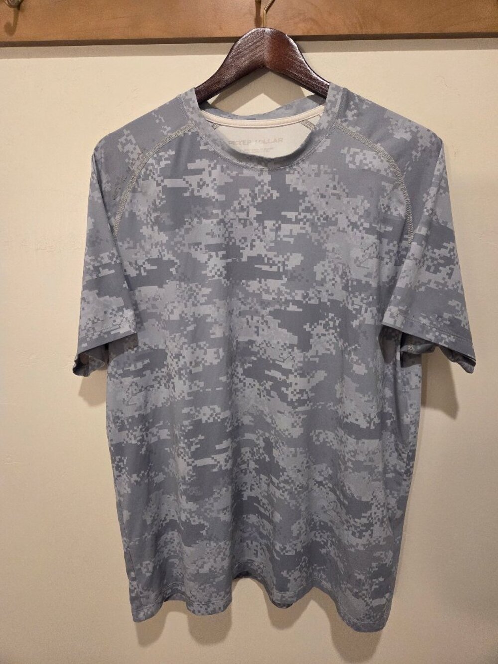 Peter Millar Men’s Gray Digital Camo Stretch Crew Neck Raglan Tee Size L